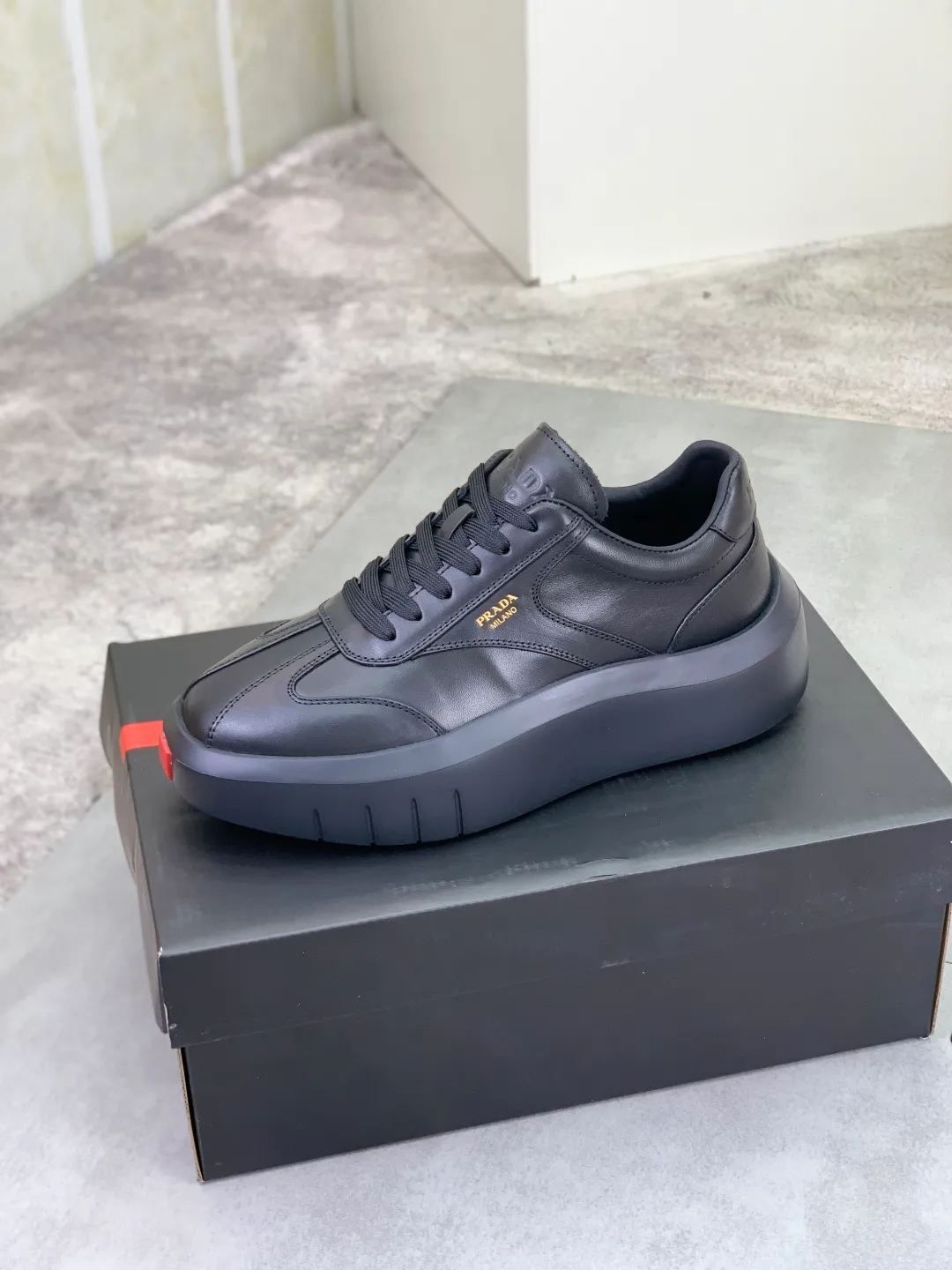 Men's shoes 💰P600💰[New model] The top version is available on the official website, 🆘 The trendy brand (Prada) mainly promotes the popular model, avant-garde and versatile fashionable men's shoes, private version mold opening, cowhide surface splicing 1:1.. Fashionable and simple, original imported cowhide lining cowhide feet; the atmosphere and personality are more fashionable, eye-catching and pursuing class. It will subvert the old idea and be a must-have for fashion trendsetters with you! Must keep it for yourself! Tall and comfortable, large and low, high-end quality workmanship. The new high-end outsole on the official website. Size: 38-45. Available in black and white.